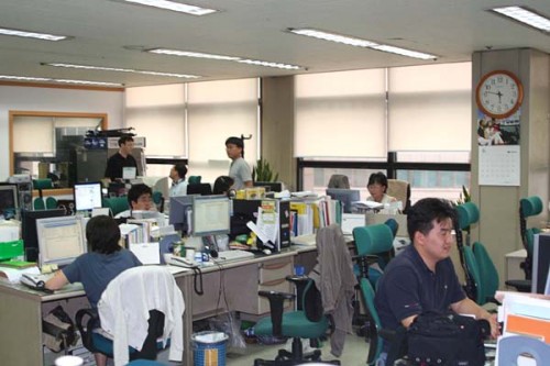 The OhmyNews newsroom in Seoul, July 2006.  (Photo by J.D. Lasica)